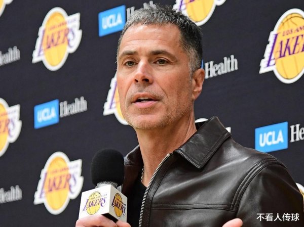 Ramona: Pelinka đang bí mật lên kế hoạch cho các bản hợp đồng nội bộ, anh ấy muốn để lại ấn tượng tố