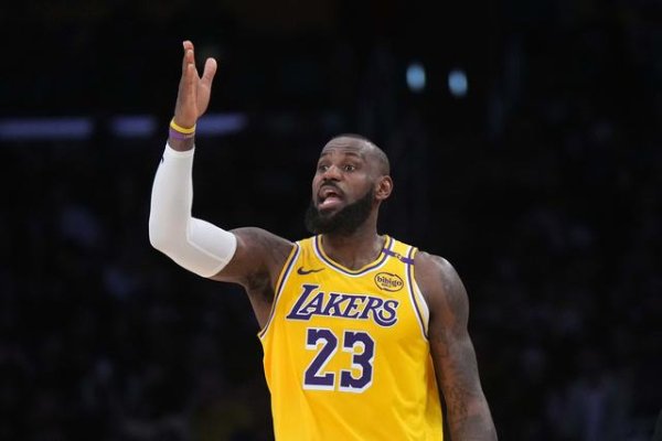 Đội 4 quan tâm đến James? Bỏ q