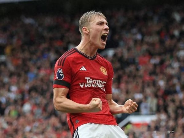 Manchester United đưa Watkins,